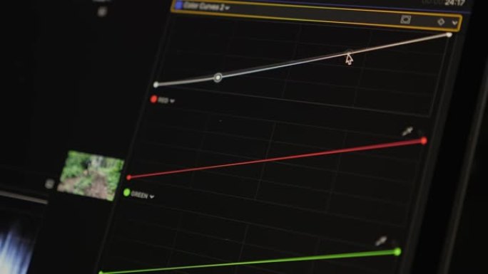 色彩校正后期制作编辑视频或照片。摄像师编辑视频项目，创建内容。视频编辑和专业色彩校正程序