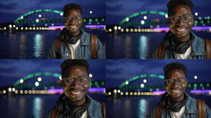 一个享受光桥的年轻人的夜间肖像