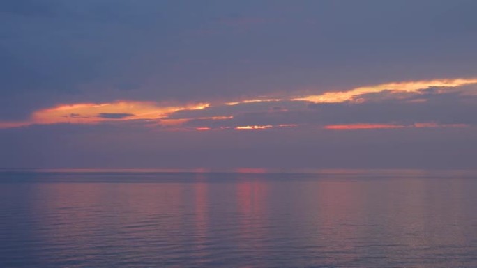 阿尔巴尼亚杜勒斯海滩海上戏剧性的粉红色日落