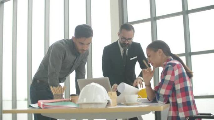 建筑师和老板团队在办公室通过文书工作来集思广益设计解决方案