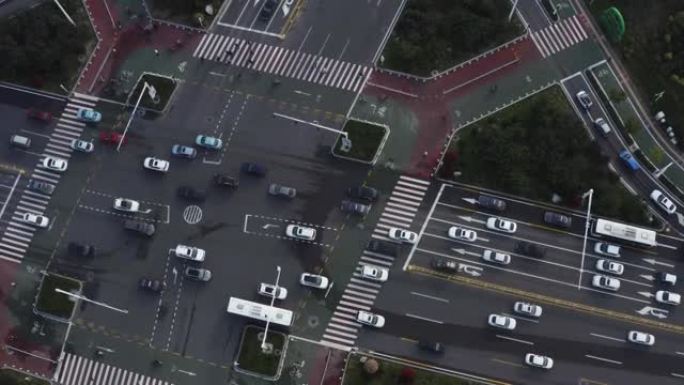 城市十字路口交通繁忙的车辆。