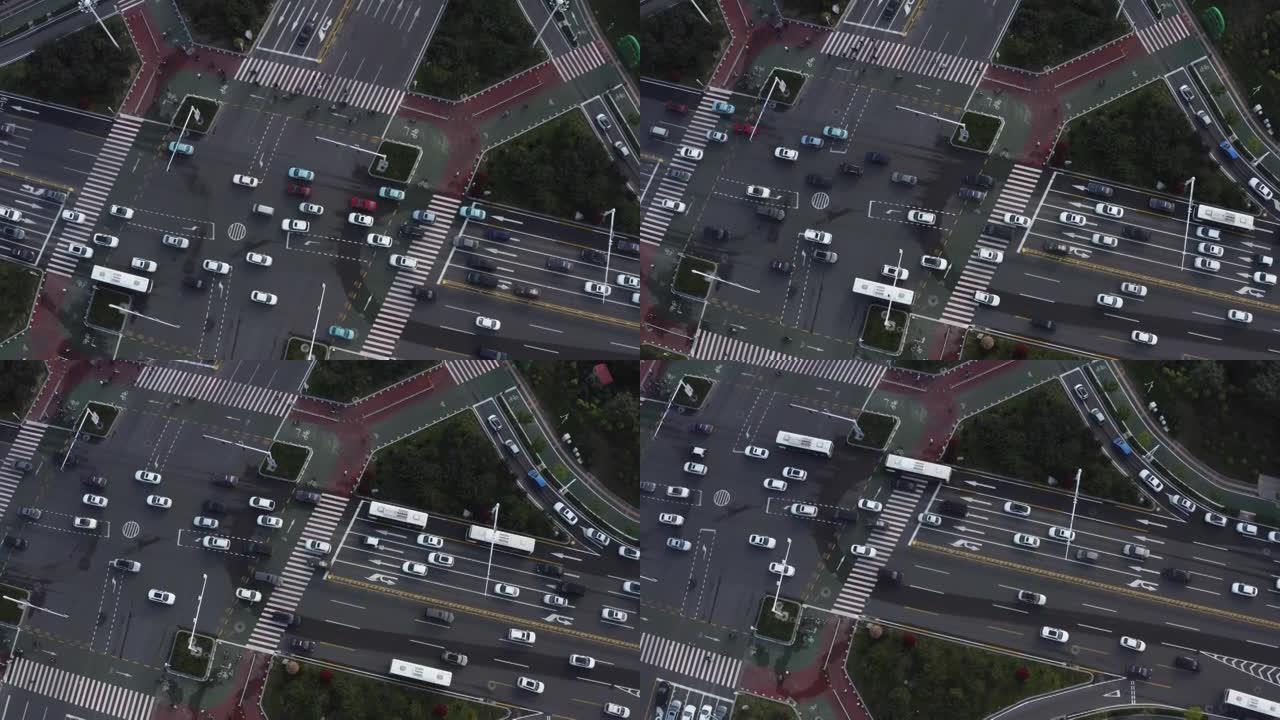 城市十字路口交通繁忙的车辆。