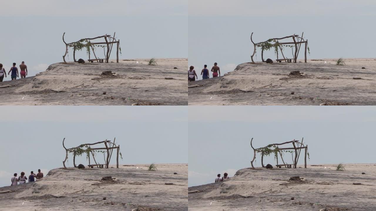 放大太平洋边沙滩上一座被毁的渔夫小屋的遗迹，图片