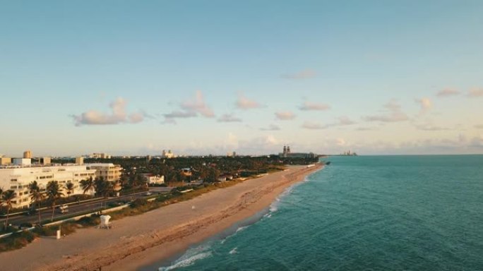 9月2021年日出时海浪席卷佛罗里达州棕榈滩的空中无人机视图