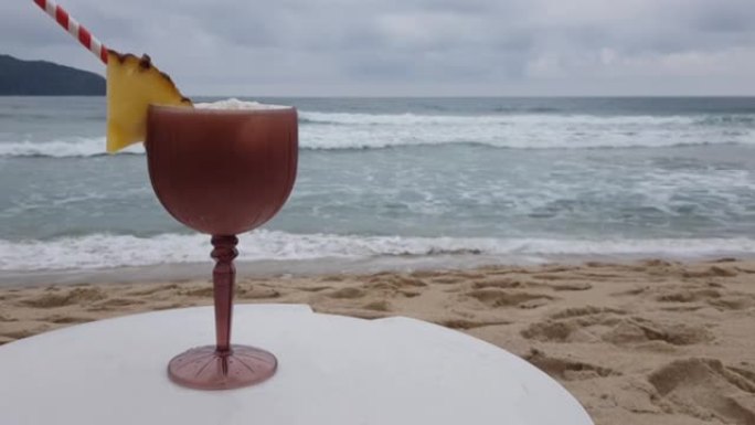 海滩咖啡馆桌上的pi ñ a colada鸡尾酒。Pina colada，饮料