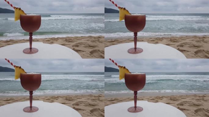 海滩咖啡馆桌上的pi ñ a colada鸡尾酒。Pina colada，饮料