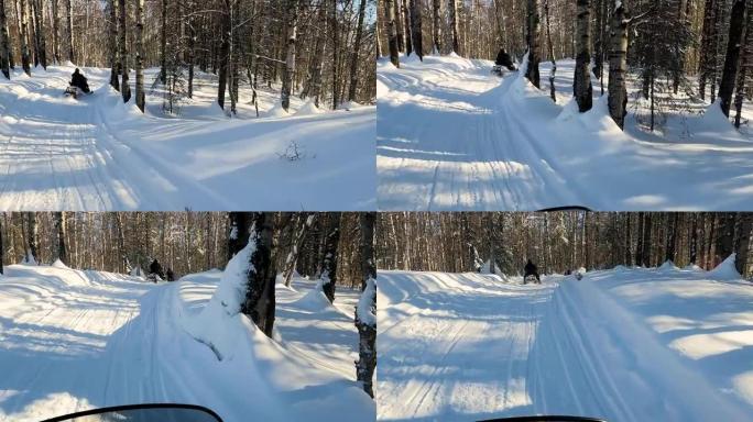 两辆雪地摩托穿越松林慢动作镜头的视点视图