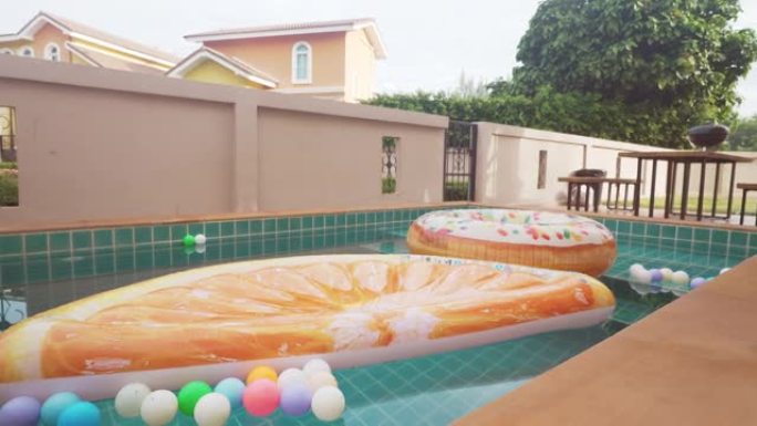 东南亚人以滑稽的方式在后院游泳池玩水