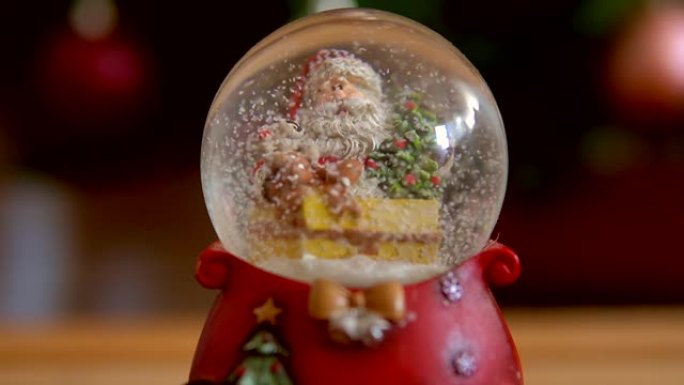 水晶球中的圣诞老人和雪花