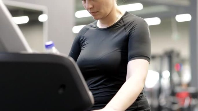 一个女人在健身房健身，以减肥和燃烧额外的卡路里，这是一种健康的生活方式。