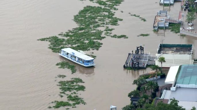 湄南河的渡船和乘客