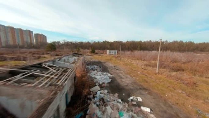 鸟瞰图。大城市的郊区。旧的废墟房屋位于新住宅公寓附近的空地上。城市景观与高层建筑。城市化