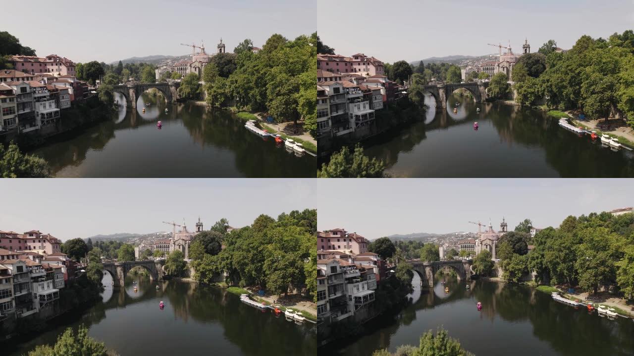 白天，空中全景俯瞰着在Sao Goncalo桥上的tamega河上巡游的游客。