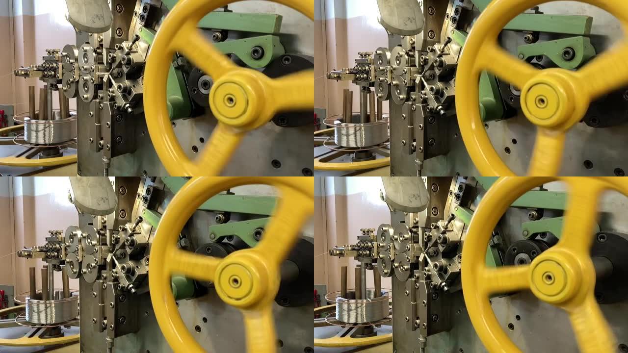 机器上的弹簧缠绕。生产中的弹簧制造。慢动作视频。