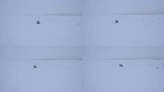 SUV行驶在雪道上