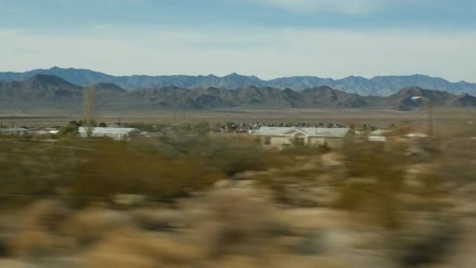 美国亚利桑那州大峡谷的公路旅行。自动驾驶，去内华达州拉斯维加斯的路线。在美国搭便车旅行，当地旅行，狂