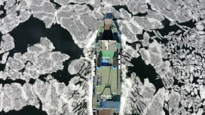 冬天阳光明媚的日子里，一架无人机在浮冰中的渡轮