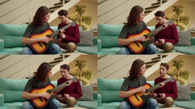 一个年轻人正在为他的朋友弹吉他，他们俩都在唱歌