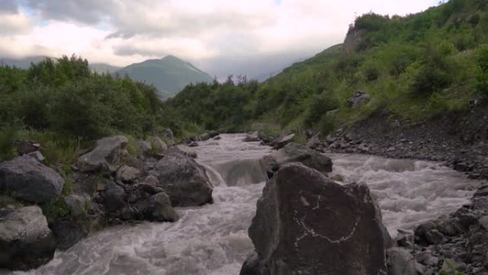 水流溅在山间瀑布的石头上