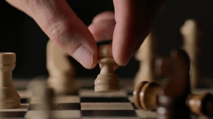 象棋游戏。收手自信的商人下棋游戏，以发展分析战略计划，领导者和团队合作理念为成功。业务解决方案，成功