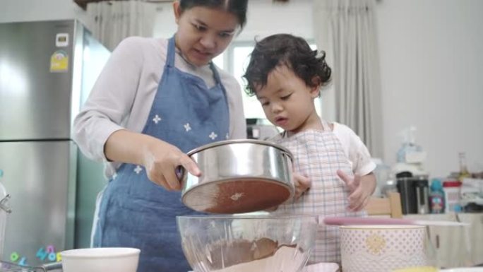 母子俩一起做纸杯蛋糕。