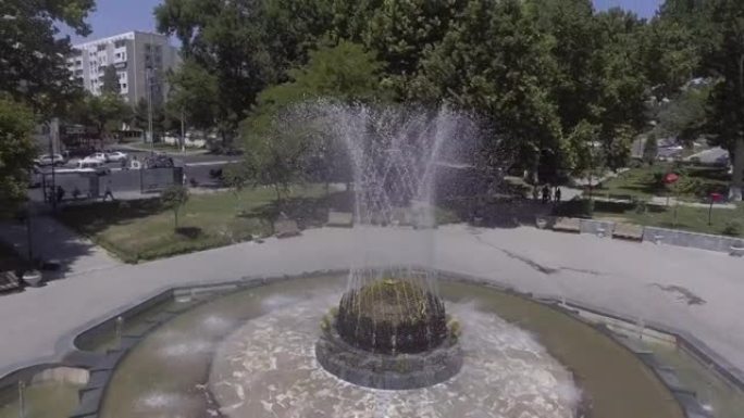 塔什干的夏季城市喷泉