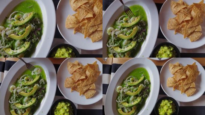 墨西哥食物顶视图拍摄玉米片鳄梨调味酱和虾酸橙鳄梨沙拉4k