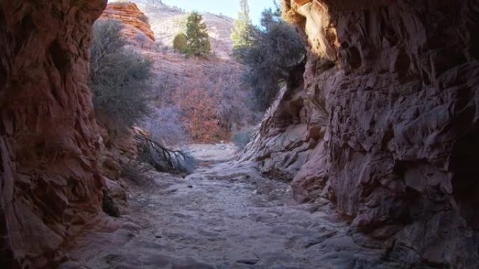 犹他沙漠中砂岩雕刻的隧道，水可以在道路下移动