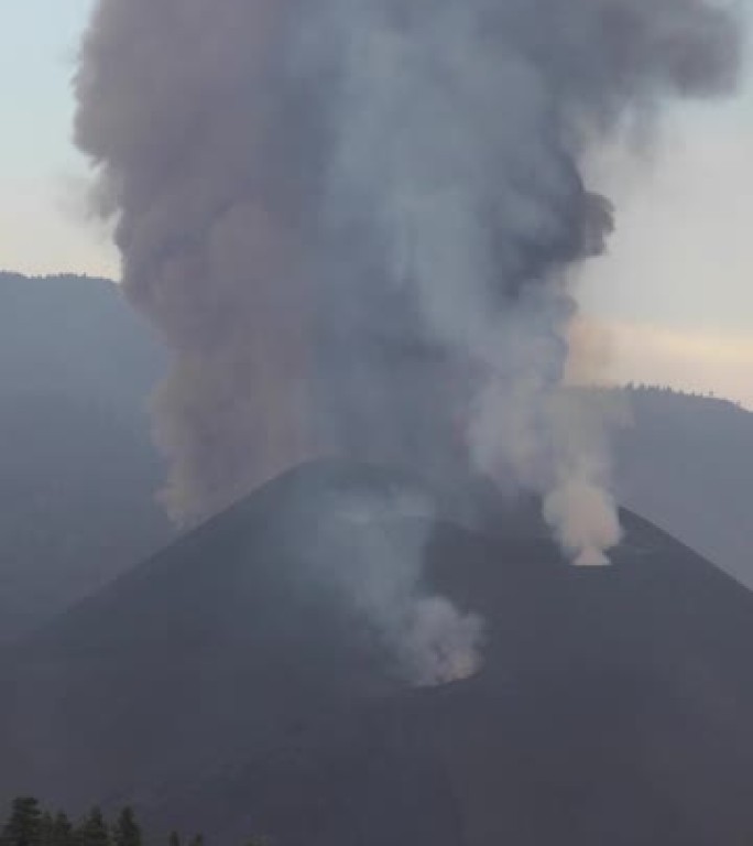 坎布尔·维耶哈火山爆发。火山锥和火山弹进入黎明。