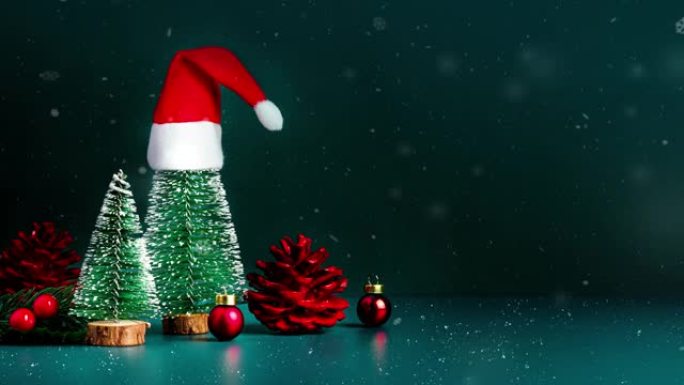 圣诞快乐，新年快乐，绿色松树上戴着埃德·圣诞老人帽子，深绿色背景上戴着r。节日庆祝贺卡，带复制空间