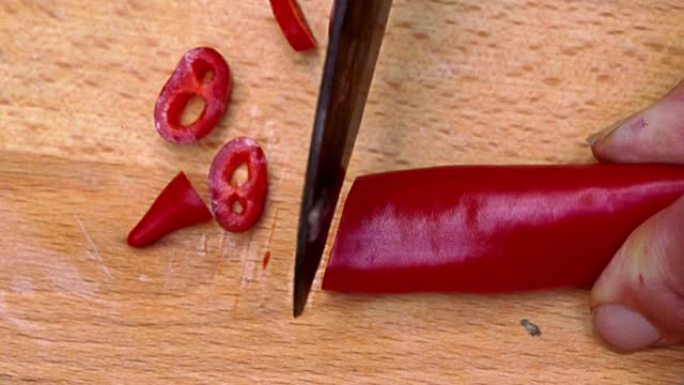 从热的红辣椒切成圆环。