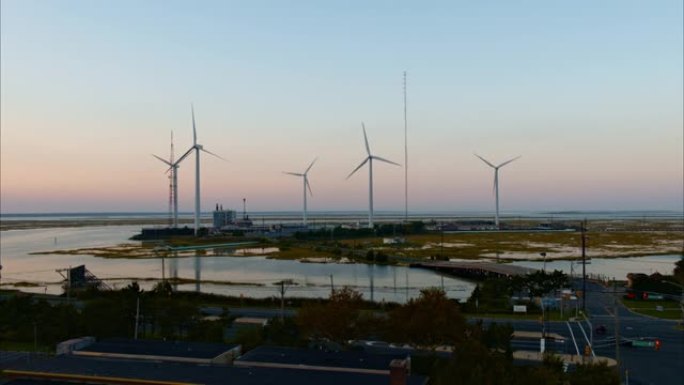 可持续能源用于环境保护。美国新泽西州大西洋城附近的一个由风力涡轮机和太阳能电池板提供动力的废水处理厂