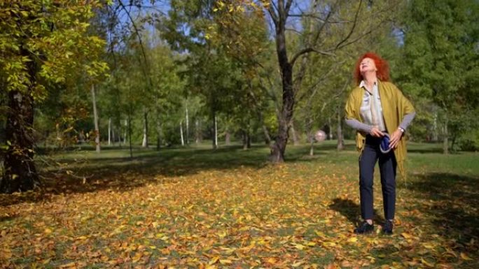 快乐的高级女人在公园玩飞盘
