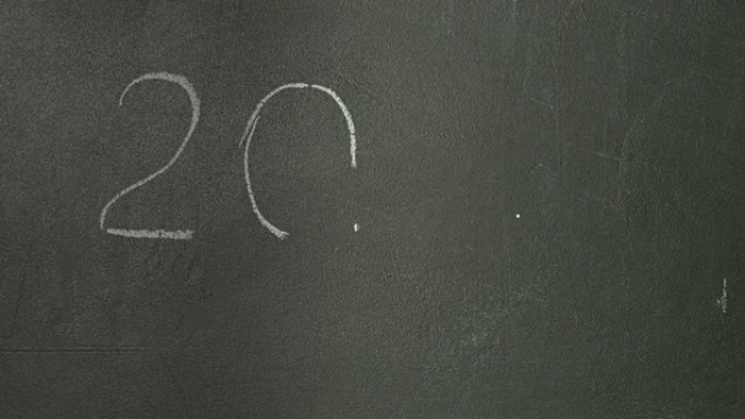 2021年在黑板上画画，然后创建2022年。改变季节和年份的概念。新年主题。复制空间。
