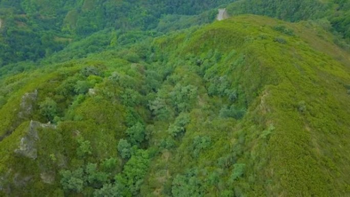 Caurel绿山上的旧罗马金矿 “a toca” 的鸟瞰图