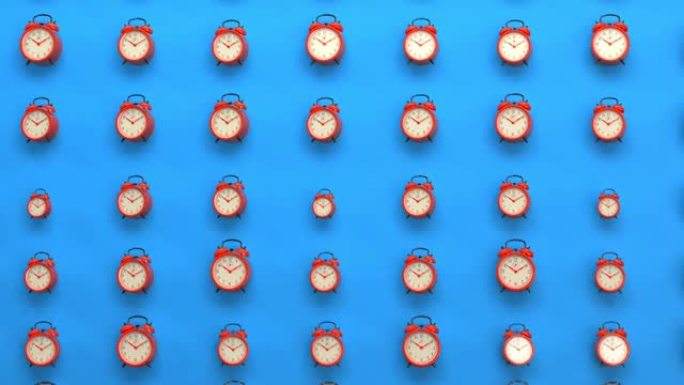 红色复古旋转闹钟无缝循环动画蓝色背景，唤醒时间和早晨提醒符号，带铃声和截止日期提醒概念的复古手表