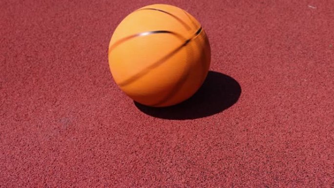 篮球在红色户外球场上旋转