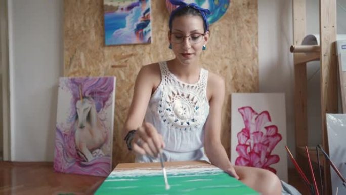 现代年轻艺术家在家里的画布上绘画