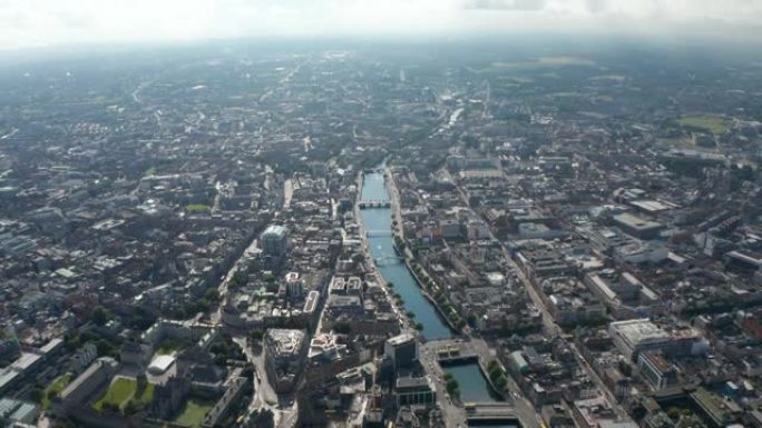 按河流划分的城市的航拍画面。几座横跨利菲河和连接河岸的桥梁。爱尔兰都柏林