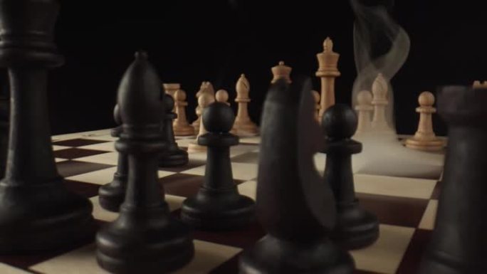 轻烟散布在木制棋盘上，在棋盘上明暗交替。传统的象棋游戏。挑战，竞争。