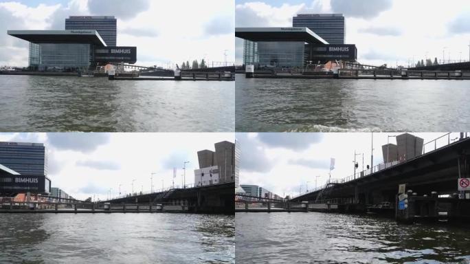 在阿姆斯特丹的港口乘船
