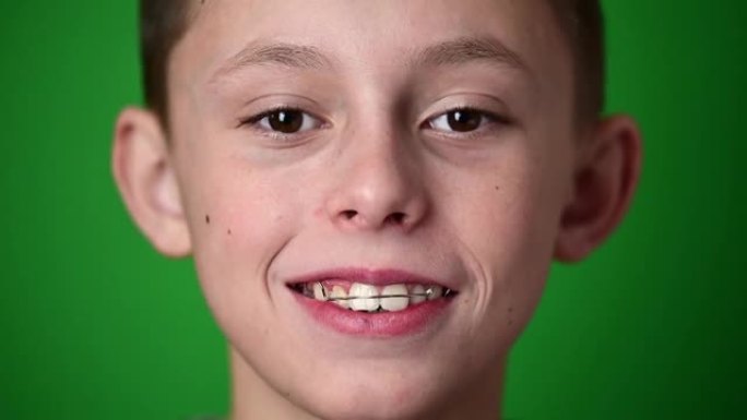 儿童牙板，男孩戴着一个用于对齐牙齿的板。