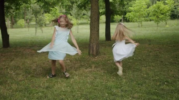 快乐的孩子们在公园里跳舞听音乐姐妹们轮流白天模式