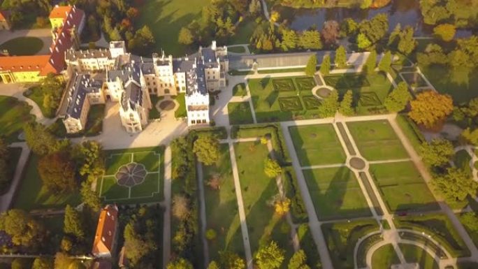 捷克共和国摩拉维亚的莱德尼斯镇和带有绿色花园的城堡庭院的鸟瞰图。联合国教科文组织世界遗产。