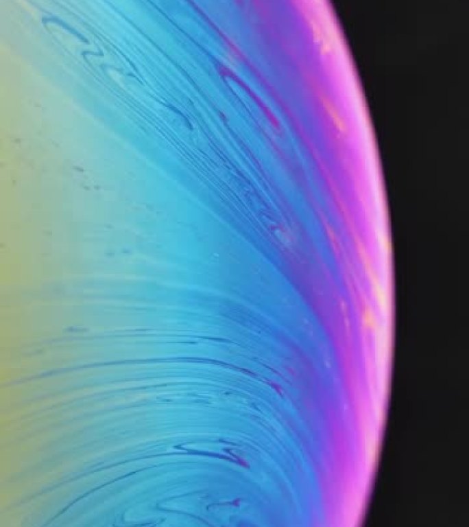 黑色背景上的肥皂泡球。抽象半圆运动彩色背景。宇宙宇宙或行星模型。真实宏视频。垂直视频。