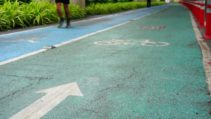 在花园里奔跑的男人