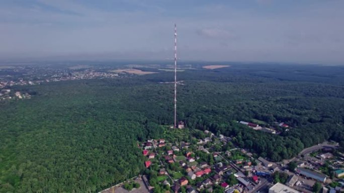 城市景观中最高的电视塔的鸟瞰图