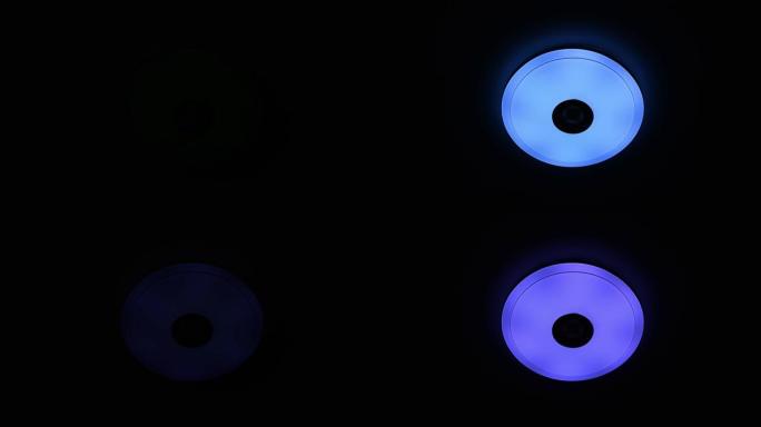 绿色和蓝光发光二极管吸顶灯，内置无线扬声器。
