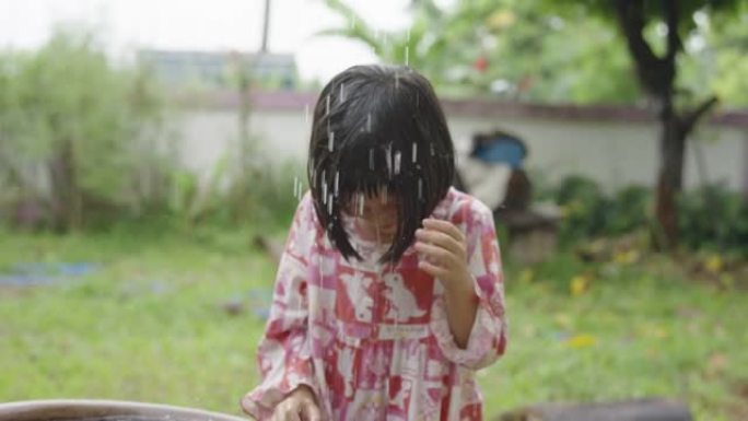 在雨中玩耍的女孩。
