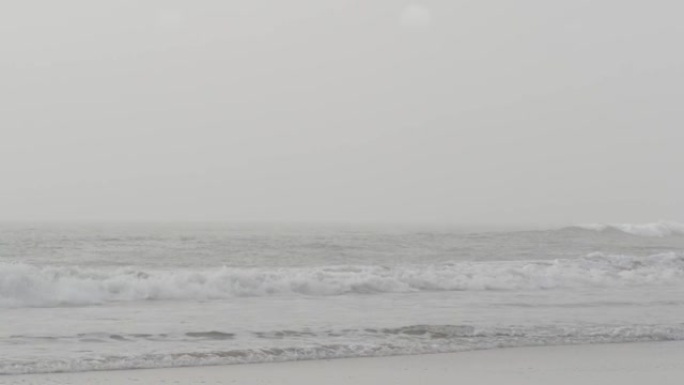 美国加利福尼亚州桑迪·米斯蒂海滩。太平洋海岸，海边浓雾。布鲁姆雾霾中的波浪。